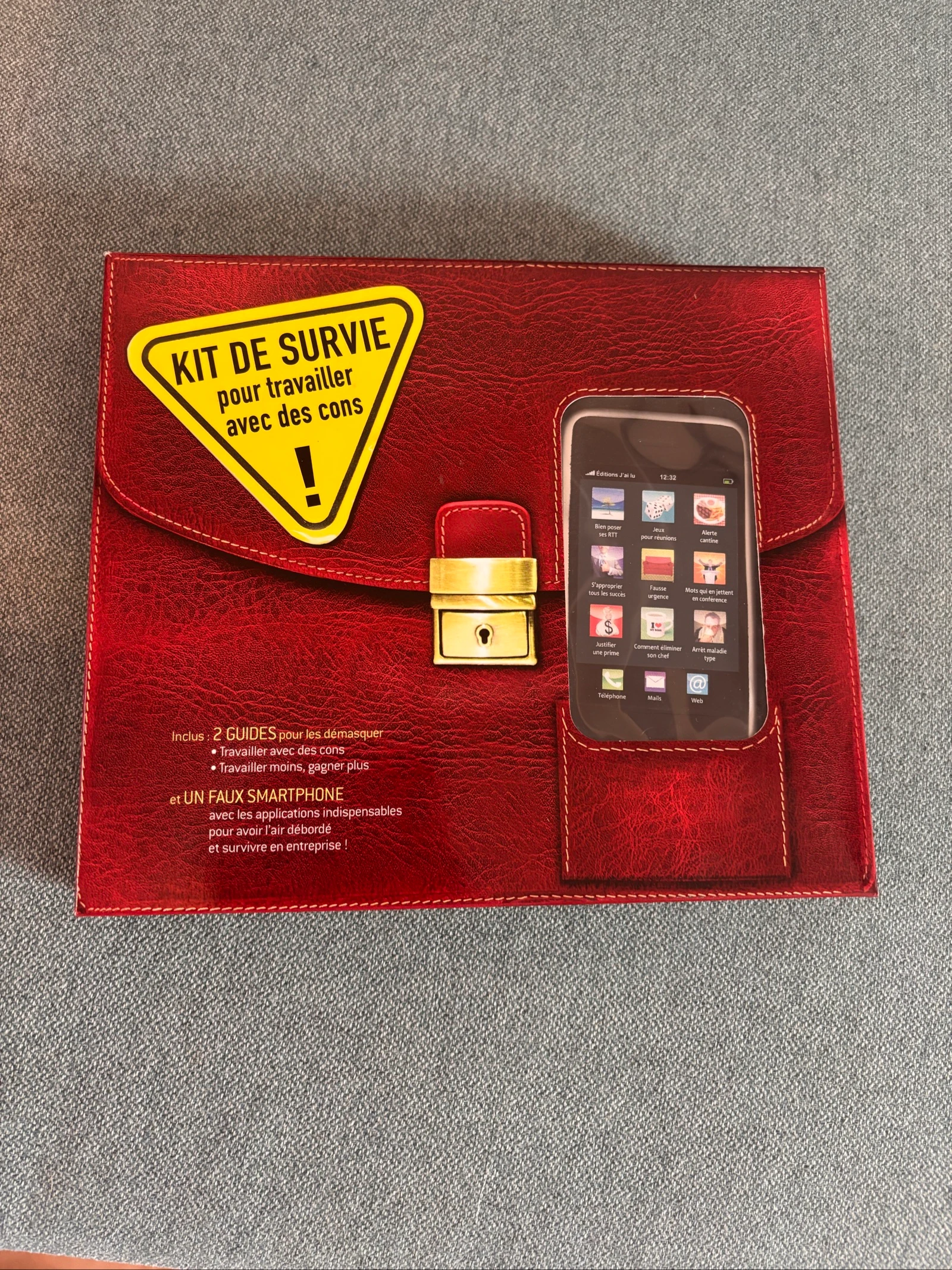 Kit de survie pour travailler avec des cons : 2 livres + 1 faux smartphone 